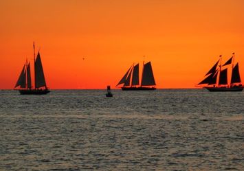 Sonnenuntergang mit Segelschiffen