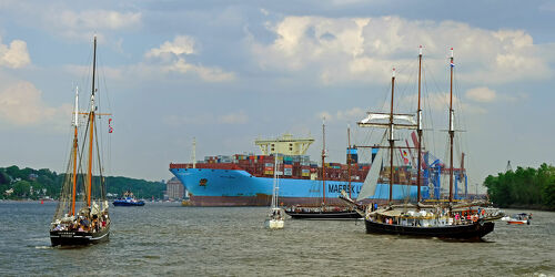 Bild mit Boote, Schifffahrt, Fluss, Elbe, Hamburg, Segler, Containerschiff, Knotenpunkt, Rechts_vor_Links, Stromabwärts
