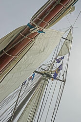 Bild mit Himmel, Meer, Segelschiff, Ausspannen, Wind, Segel, Segler, Masten, Seile, Takelage