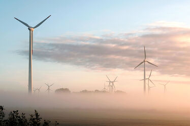 Bild mit Nebel, Windmühlen, Energie, Wind, Nebelschwaden, morgennebel, Oekologie
