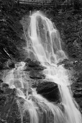 Bild mit Natur, Wasser, Steine, Wasserfall, Fotografie, schwarz weiß, nass, zeitlos, Wasserschwall, fließend