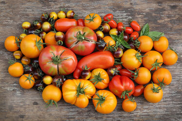 Bild mit Orange, Lebensmittel, Rot, Holz, Tomate, Gemüse, Stillleben, Food, brett, Fleischtomate