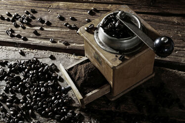 Bild mit Braun, rustikal, Küchenbild, rustikale Bretter, Food, Küchenbilder, cafe, Kaffee, Kaffeemühle, Holzhintergrund