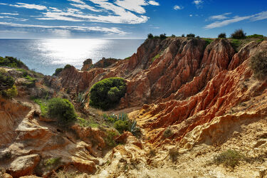 Bild mit Felsen, Rot, Sonne, Mittelmeer, Wolkenhimmel, Klippen, sandstein, Portugal, Algarve, felsküste