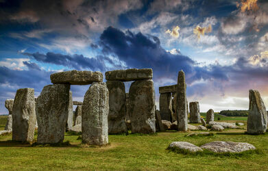 Bild mit England, Historisch, mystisch, Steinkreis, weltbekannt, stonehenge, Unesco Weltkulturerbe, steinsäulen, stehlen, steinzeit