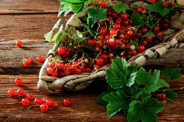 Bild mit Rot, Beeren, Frucht, Obst, rustikal, Küchenbild, Food, Johannisbeeren, holzuntergrund, johannisbeerblätter