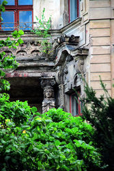 Görlitz - Zugewachsener Balkon mit Steinfigur