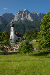 Waxenstein mit Dorfkirche