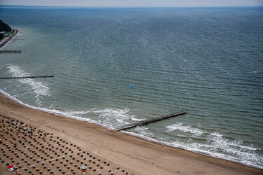Bild mit Wasser, Wetter, Wellen, Sand, Strandkörbe, Ostsee, Meer, Perspektive, Wind, Trüb