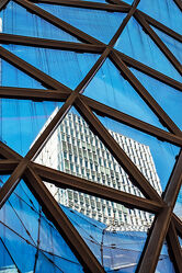 Bild mit Himmel, Architektur, Glas, Licht, Perspektive, frankfurt, Schatten, Stahl, Durchblick, Bürogebäude