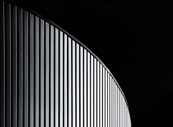 Bild mit Architektur, Streifen, Schwarz/Weiß Fotografie, Formen und Muster, monochrom, Architektur in Schwarzweiß, moderne Architektur, Luzern