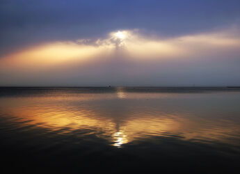 Bild mit Meer, Wolkenhimmel, Nordsee, Sonne und Meer, Sonnenuntergänge, Lichtstimmungen, Nordseeküste, Niederlande, Symmetrie, Friesland