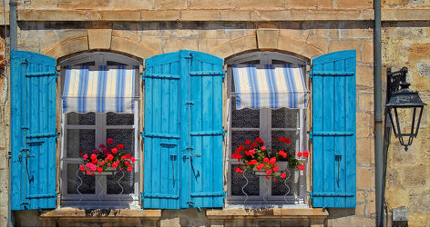 Bild mit Blumen, Blau, Fenster, Frankreich, historische Altstadt, Romantische Straßenlampe, Idylle, fensterladen, Geranienblüte, Arles