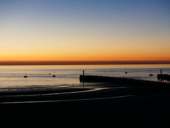 Bild mit Sonnenuntergang, Segelboote, Meer, Küste, Nordseeküste, Leuchtturm, Belgien