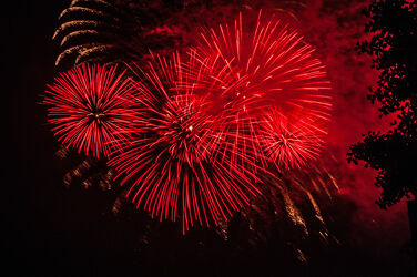 Bild mit Feuerwerk, Lichter, Rotes Feuerwerk, Zuger Seefest, Festival