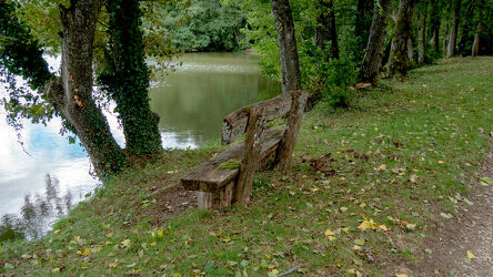 Bild mit Natur, Wasser, Reflexion, Herbst, Laubbäume, Holzstruktur, Sitzbank, Bank am See, Herbstblätter, Stille, Wasseroberfläche