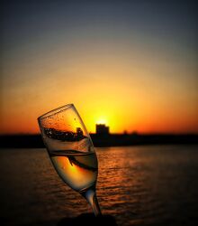 Bild mit Sonnenuntergang, boot, Sektglas