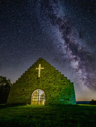 Bild mit Kirchen, Langzeitbelichtung, Milchstraße, Sternenhimmel